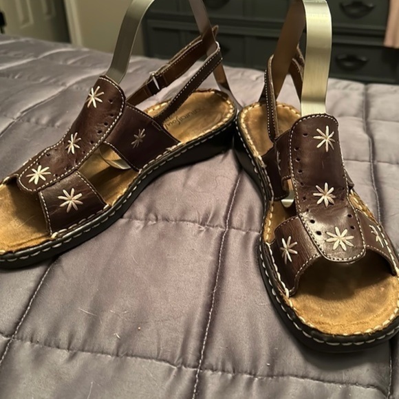 Natural Soul Leather Sandals with Velcro Strap Adjustment. Embroidered. Sz 8.5 - Picture 3 of 11